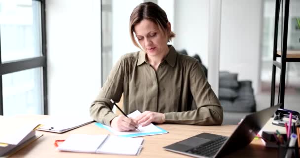 Thoughtful Woman Writes Notes Notebook Workplace Office Planning Day Recording — Stockvideo