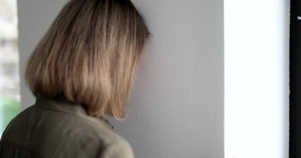 Γυναίκα Έσκυψε Στον Τοίχο Μια Στιγμή Κρίσης Άγχους Κατάθλιψη Άγχος — Αρχείο Βίντεο