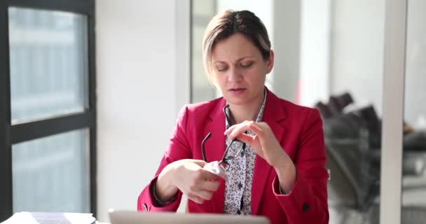 Γυναίκα Γραμματέας Διευθυντής Καθαρίζει Γυαλιά Χαρτοπετσέτα Ενώ Κάθεται Στο Χώρο — Αρχείο Βίντεο