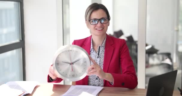 Усміхнена Жінка Офісі Тримає Стильний Настінний Годинник Крупним Планом Овертайм — стокове відео