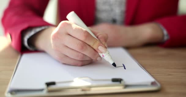 Γυναικεία Χέρια Γράφουν Λέξη Βοήθεια Δείκτη Προβλήματα Στην Εργασία Και — Αρχείο Βίντεο