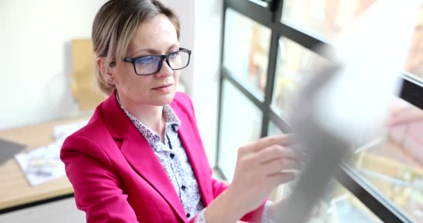 Gözlüklü Güzel Kadın Akıl Hocası Beyaz Tahtaya Yazıyor Konferansına Hazırlanılıyor — Stok video