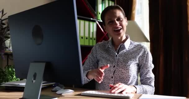 Sonriente Empresario Feliz Extiende Mano Para Apretón Manos Saludos Socio — Vídeos de Stock