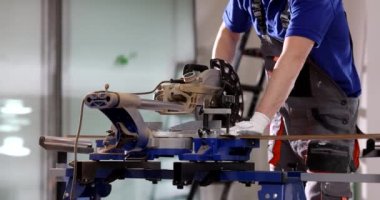 Müteahhit yeni laminat kesmek için dairesel testere kullanıyor. Tahta için metal kesme aracı