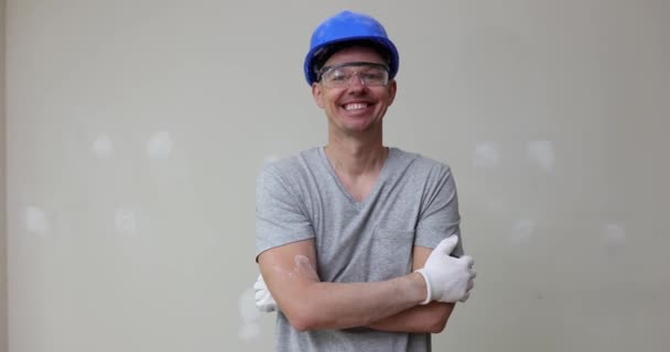 Young Smiling Repairman Helmet Rendering Repair Finishing Work Indoors Professional — Vídeo de Stock