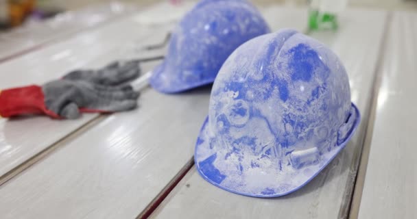 Пыльные Голубые Строительные Шлемы Перчатки Очки Крупным Планом Безопасность Строительстве — стоковое видео