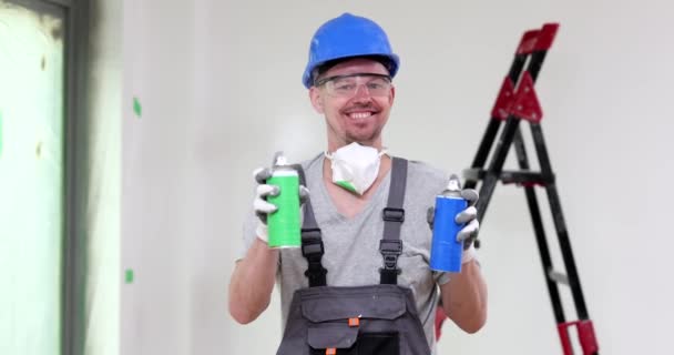 Lächelnder Bauarbeiter Mit Zwei Farbdosen Sanierung Und Innenausbau — Stockvideo