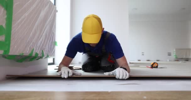 Man Professional Laminate Installer Laying Laminate Wood Laying Repair Floors — Stockvideo
