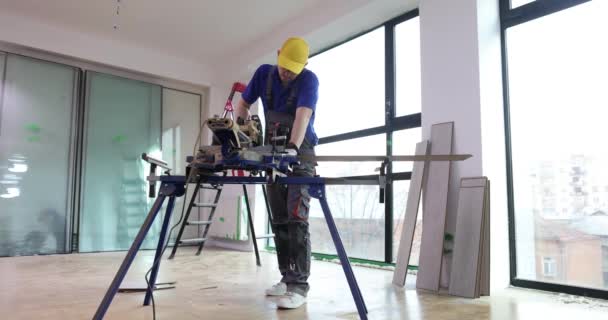 Man Cuts Laminate Machine Tool Indoors Woodworking Machine Cutting Laminate — Wideo stockowe