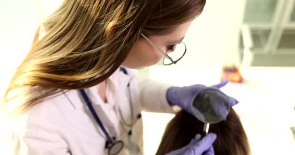 Trichologist Memeriksa Kondisi Rambut Pada Kepala Pasien Dengan Kaca Pembesar — Stok Video