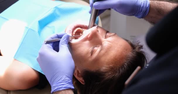 牙科医生在诊所治疗女病人的牙齿 牙科设备和卫生清洁程序 — 图库视频影像