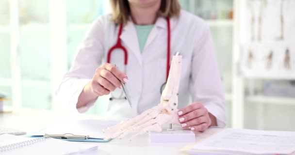 Doctor Explains Operation Foot Bone Model Pain Joints Legs — Video