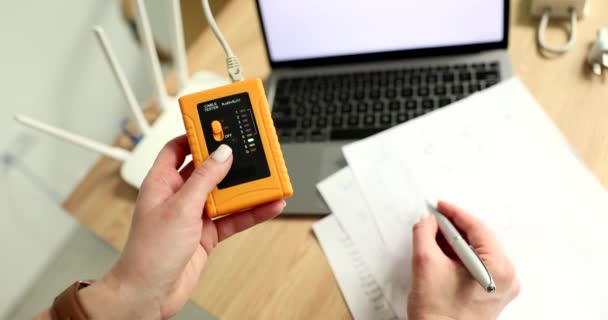Elektrikçi Elinde Kablo Test Cihazı Tutuyor Lık Filmi Yavaş Çekimde — Stok video