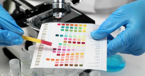 Químico Científico Trayendo Papel Tornasol Con Cambio Color Escala Para — Vídeo de stock
