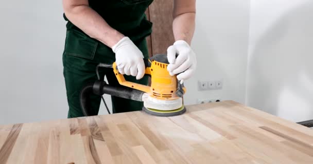 Master Polishing Wooden Board Grinder Closeup Movie Slow Motion Woodworking — Vídeo de Stock