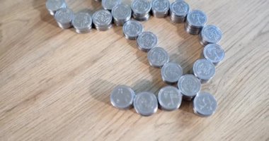 Masanın üzerinde dolar şeklinde para yığını var. Yatırım döviz kurları ve para yapma kavramı