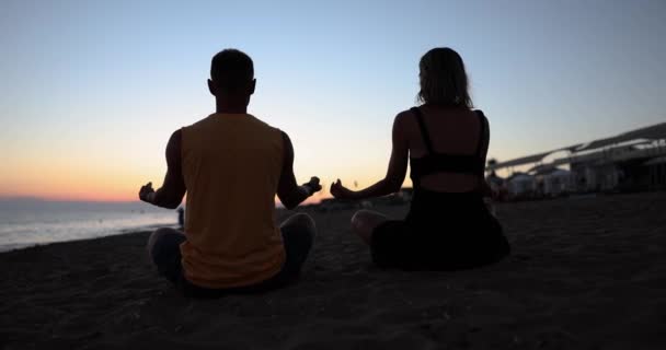 Couple Doing Yoga Outdoors Sunrise Sunset Sea Fitness Exercise Concept — Stock Video