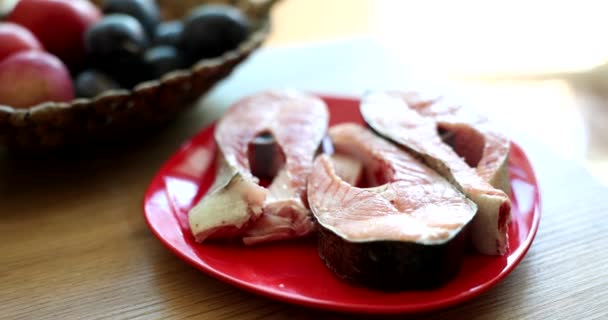 Sliced Fresh Raw Salmon Steak Red Fish Salmon Benefits Nutritional — 图库视频影像