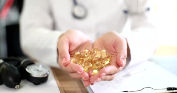 Médico Mostra Cápsula Amarela Com Vitamina Ômega Vitaminas Activas Suplementos — Vídeo de Stock