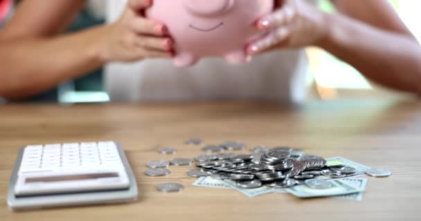 女性の手は貯金箱と一握りのコインをドルで保持しています 費用の財政計画 — ストック動画