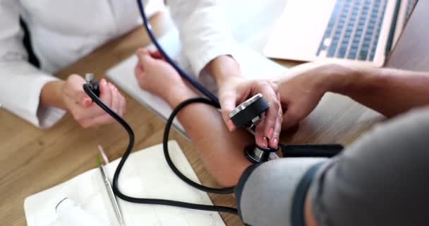 Cardiologist Doctor Measures Blood Pressure Patient Tonometer Clinic Diagnosis Concept — ストック動画