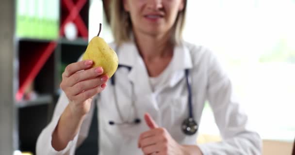 Doctor Holding Pear Fruit Thumbs Nutritionist Recommends Tasty Healthy Fruits — Wideo stockowe