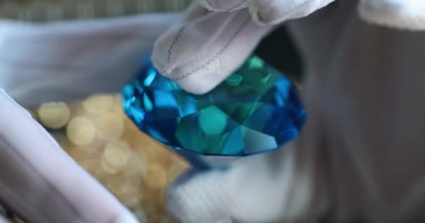 Primer Plano Joyeros Gemólogos Mano Sosteniendo Gran Diamante Azul Redondo — Vídeos de Stock