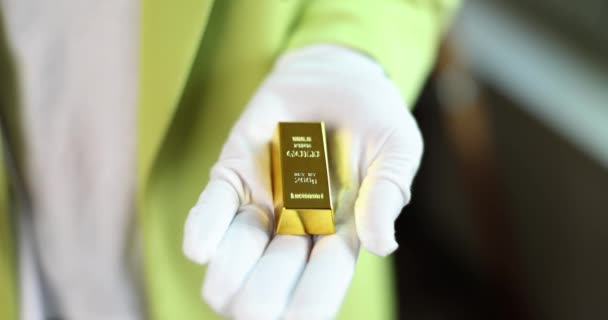 Eldivenli Bankacı Altın Külçesini Elinde Tutuyor Altın Alıntılar Gelecek Fiyatları — Stok video