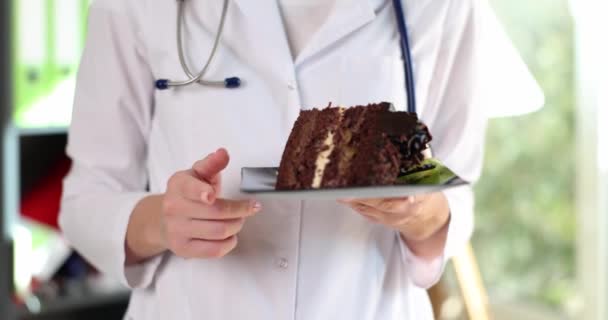 Διατροφολόγος Γιατρός Κρατώντας Ένα Κομμάτι Κέικ Σοκολάτας Και Χειρονομία Δάχτυλο — Αρχείο Βίντεο