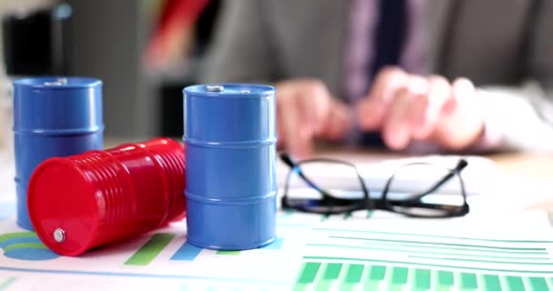 Oil Gas Analytics Barrels Chart Calculations Businessman Typing Keyboard Businessman — Stockvideo