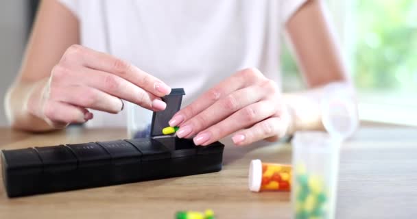 Kobiece Ręce Sortują Tabletki Pojemniku Medycznym Zbliżenie Pigułki Medycznej Dawkami — Wideo stockowe