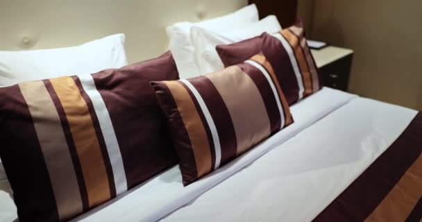 Modern Stylish Hotel Room Comfortable Comfortable Bed Hotel Service Maintenance — Stockvideo