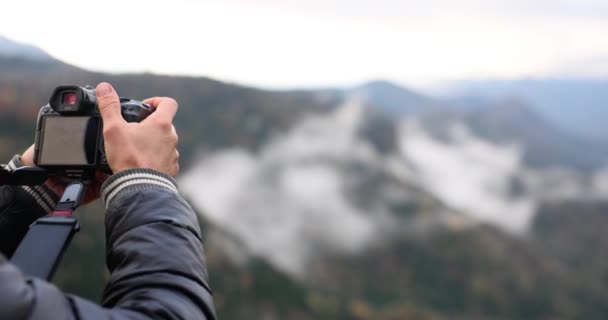 Hombre Fotógrafo Toma Fotos Con Cámara Digital Las Montañas Blogger — Vídeos de Stock