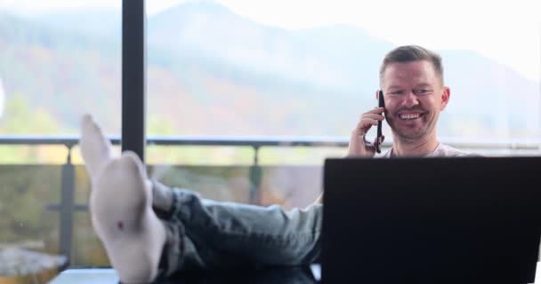 Empresário Sorridente Senta Mesa Casa Conduz Negociações Negócios Telefone Homem — Vídeo de Stock