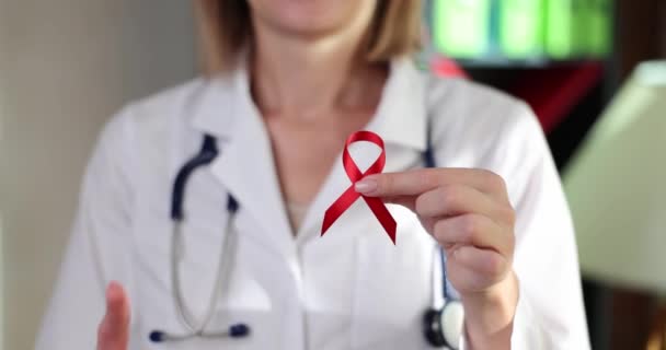 Doctora Mujer Sosteniendo Cinta Roja Mano Dedo Hacia Arriba Cinta — Vídeo de stock