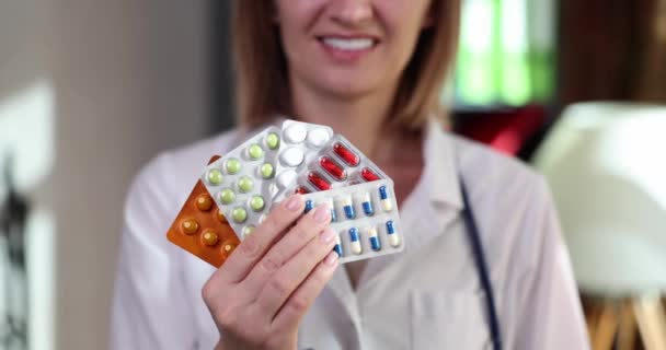 Medico Cardiologo Terapeuta Tiene Blister Con Pillole Gesto Attenzione Dito — Video Stock