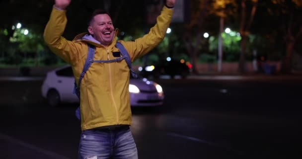 Fröhlicher Glücklicher Mann Der Auf Der Straße Mit Einem Freund — Stockvideo