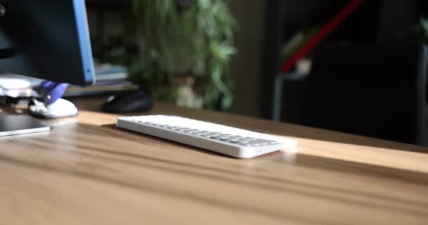 Werkplaats Zonder Mensen Laptop Toetsenbord Muis Tafel Eenvoudige Minimalistische Kantoor — Stockvideo