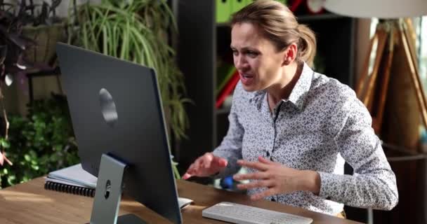 Mujer Negocios Gritando Shock Monitor Computadora Oficina Mujer Asustada Error — Vídeos de Stock
