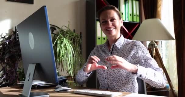 Mooie Zakenvrouw Glimlacht Toont Hartvorm Met Vinger Business Consultant Stuurt — Stockvideo