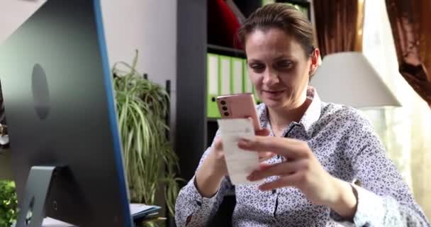 Женщина Использует Смартфон Сканирования Штрих Кода Оплаты Ежемесячных Телефонных Счетов — стоковое видео