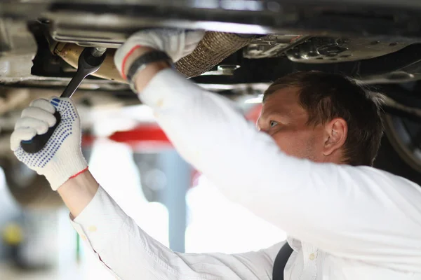 Auto Mechanic Checks Running Gear Car Service Station Car Mechanic — Stok fotoğraf
