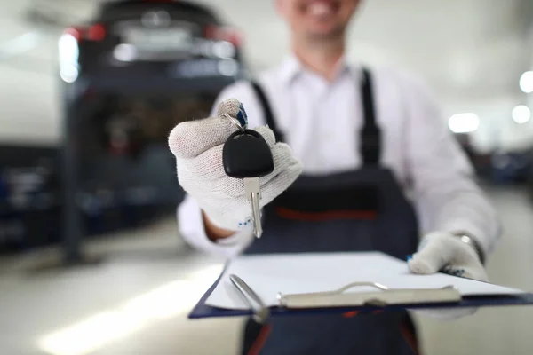 Car Repair Maintenance Services Master Holds Key Documents Car Auto —  Fotos de Stock