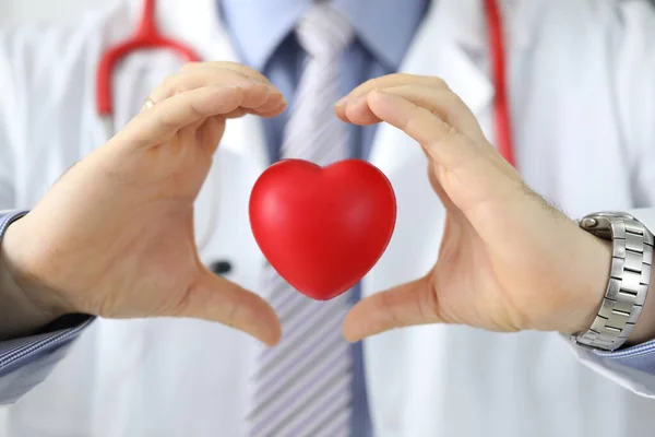 Руки Лікаря Кардіолога Тримають Червоне Іграшкове Серце Повітрі Концепція Кардіології — стокове фото