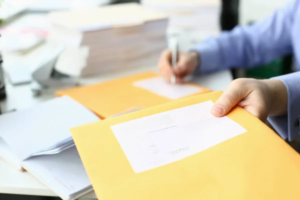 秘书在黄色邮包上填写收信人的地址 商业信函和文件概念 — 图库照片