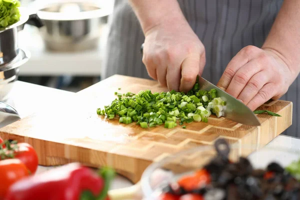Ook Corta Cebolas Verdes Bordo Cozinha Cozinhar Conceito Salada Vegetal — Fotografia de Stock