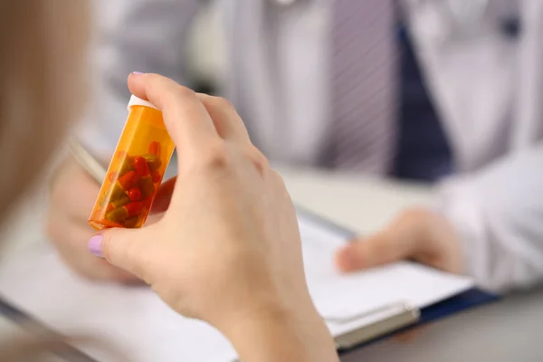 Beteg Kezek Orvosi Tablettákkal Orvossal Orvosi Gyógyszerek Betegségek Kezelése Koncepció — Stock Fotó