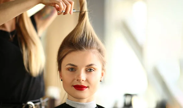 穿着长马尾辫的美发厅的金发女人的画像 主理理发师理发概念 — 图库照片