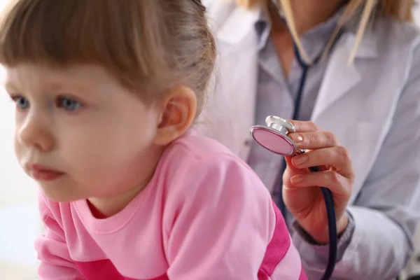 小児科医は聴診器付きの小さな女の子の肺を聞きます 小児科医療サービスと児童保険の概念 — ストック写真