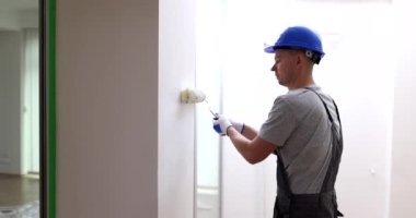 Patenli duvarları olan, ön cephelerin genç ressamı. Boyama ve sıva işi.